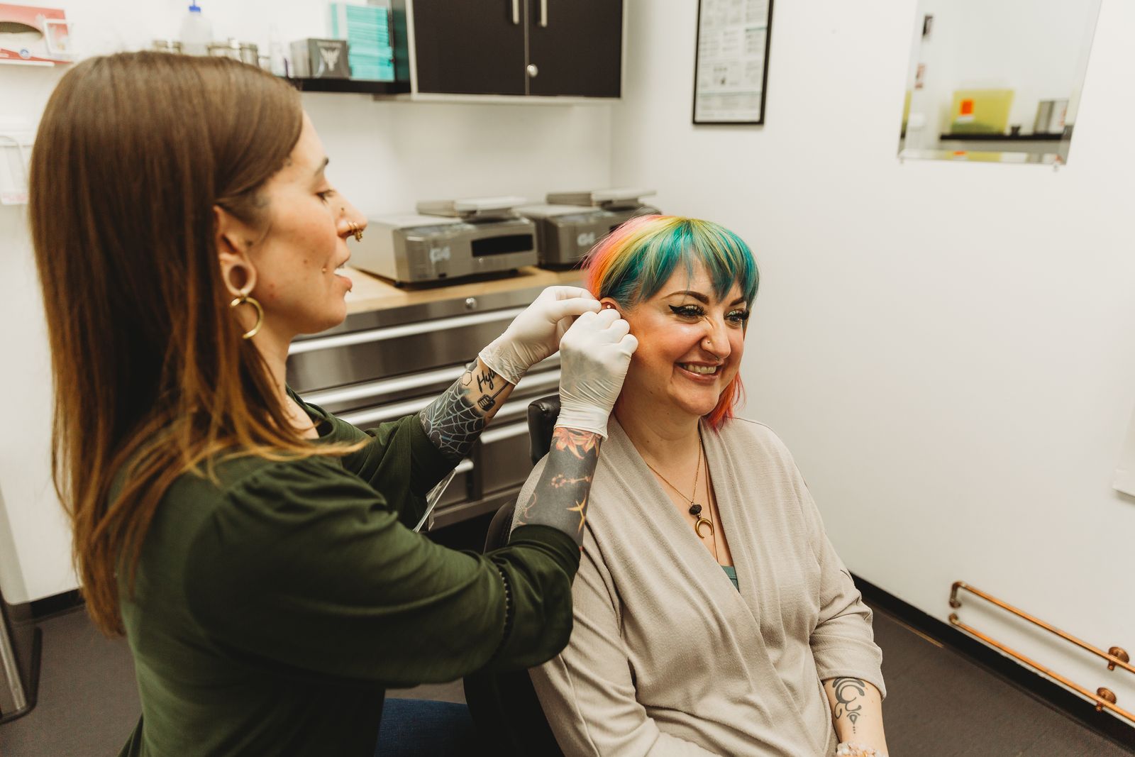 Choosing jewelry with a client at Peachey Piercing